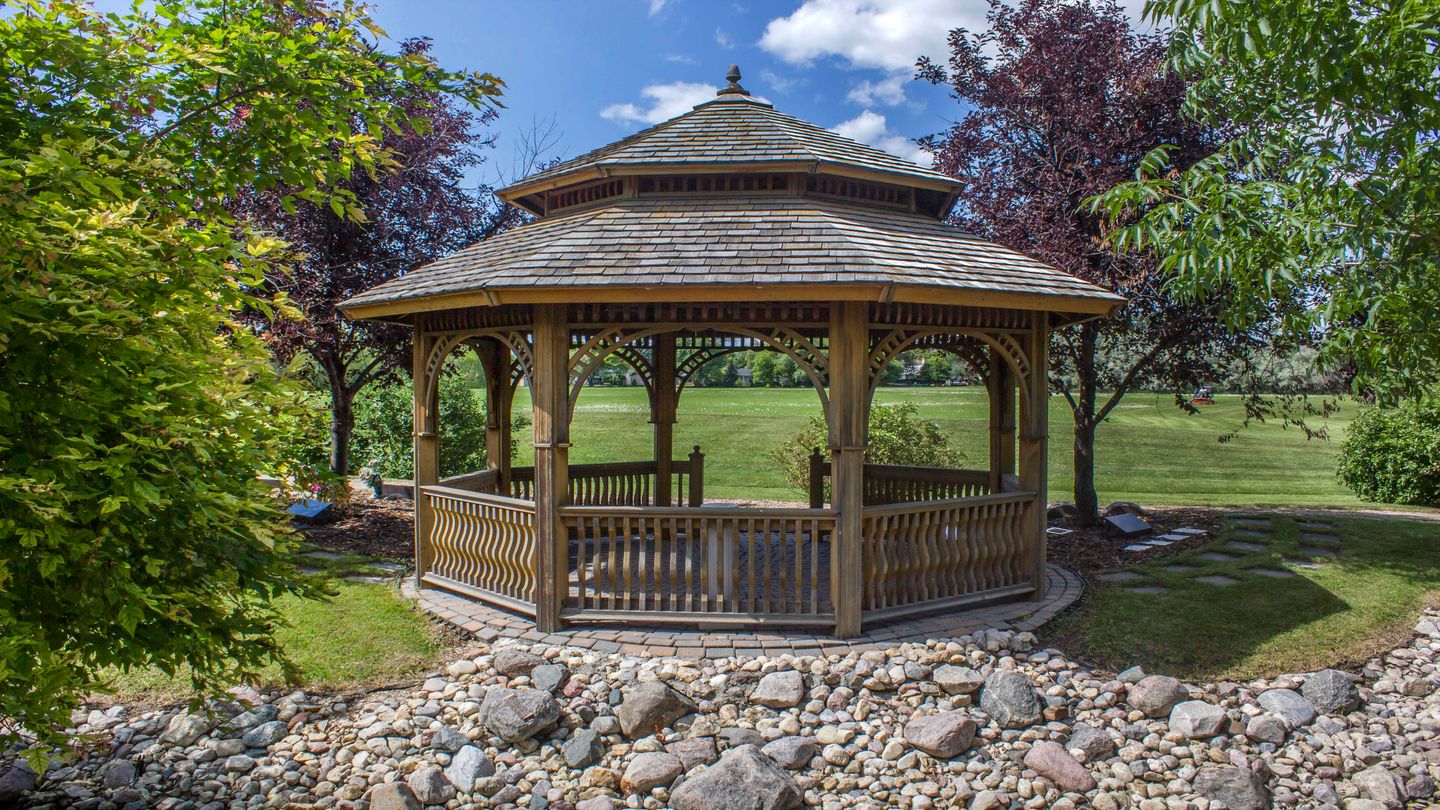 Unique features at Thomson In The Park Cemetery