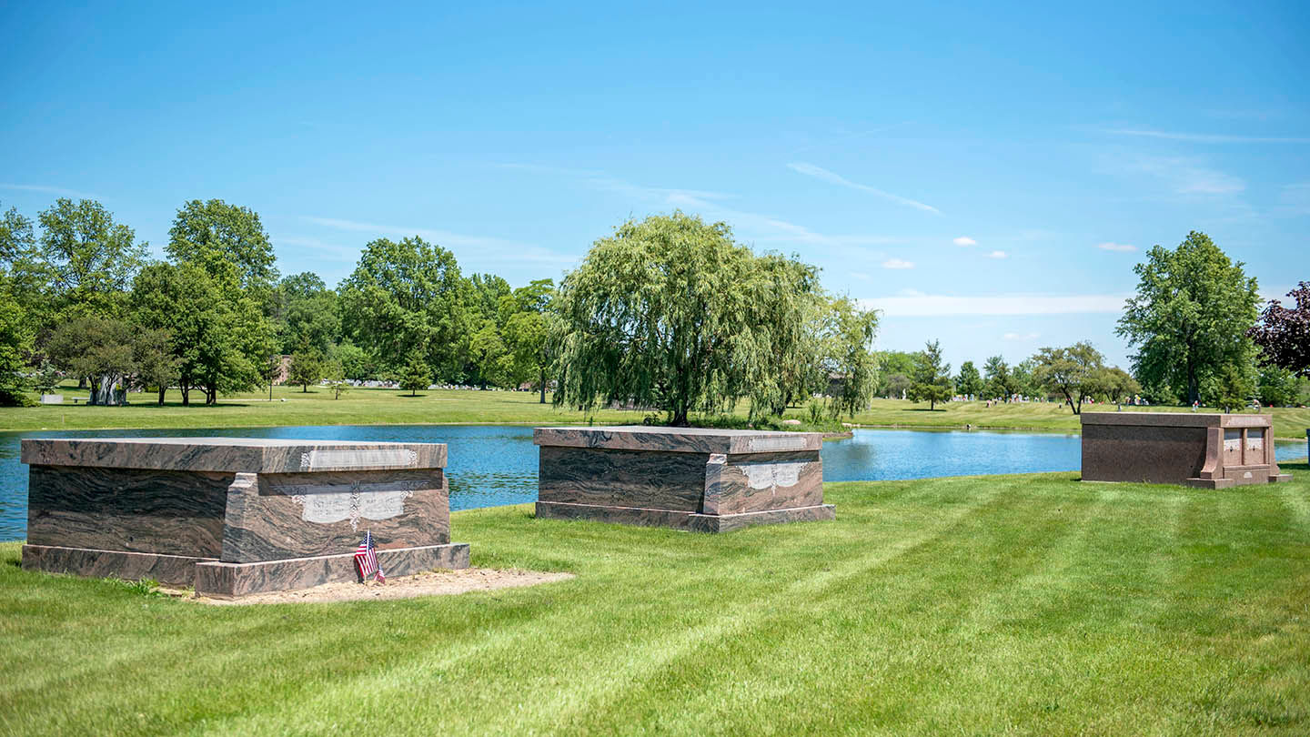 Lakeside estates at Highland Park Cemetery & Mausoleum