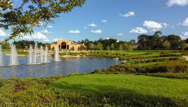 Water Feature at Reflection Lake Estates at Memorial Oaks