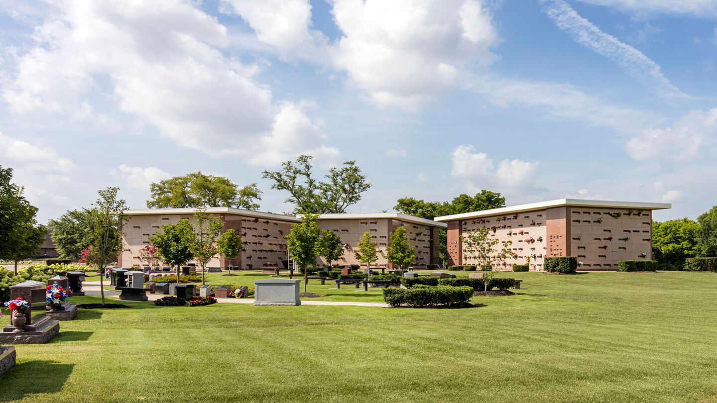 Semiprivate estates at Hermitage Memorial Gardens