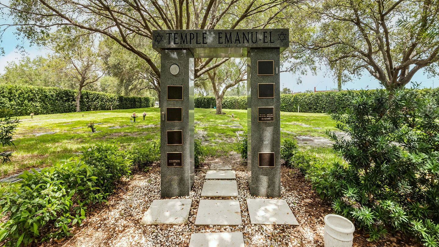 Robert Toale & Sons Funeral Home at Palms Memorial Park 