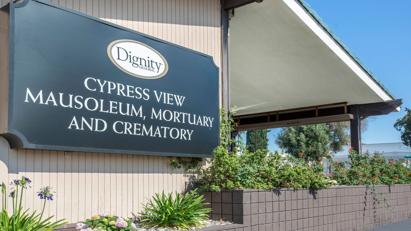 Letrero en Cypress View Mausoleum, Mortuary and Crematory