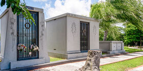 Private/semiprivate estate at Funeraria y Cementerio del Pilar