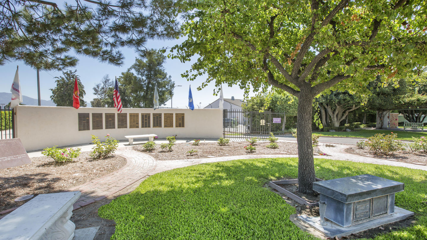 Monumento a los Veteranos en Pierce Brothers Valhalla Memorial Park.