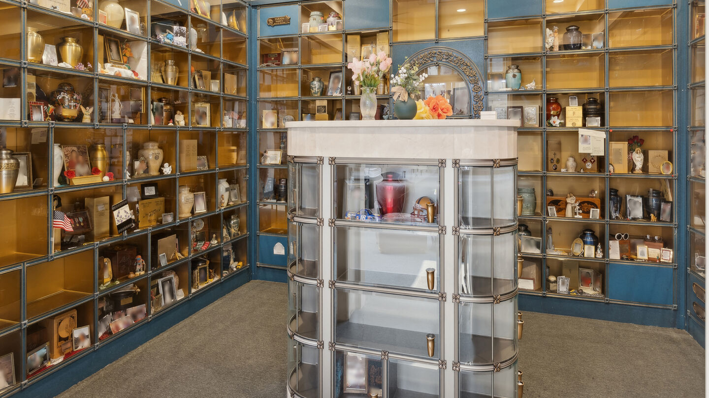 Nichos de vidrio en East Lawn Palms Mortuary & Cemetery