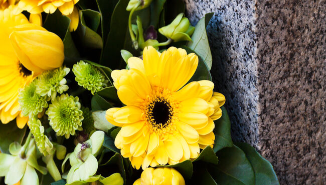 WhatToKnowAboutGravesiteFlowers1