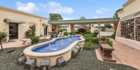 Jardín de cremación en Chapel of the Roses & Chapel of the Roses Cemetery