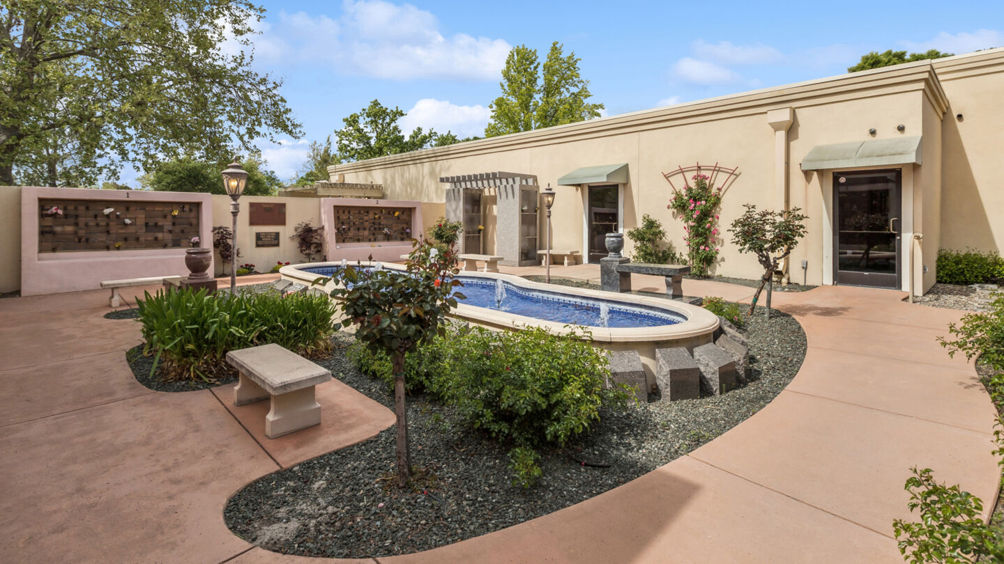 Jardín de cremación en Chapel of the Roses & Chapel of the Roses Cemetery