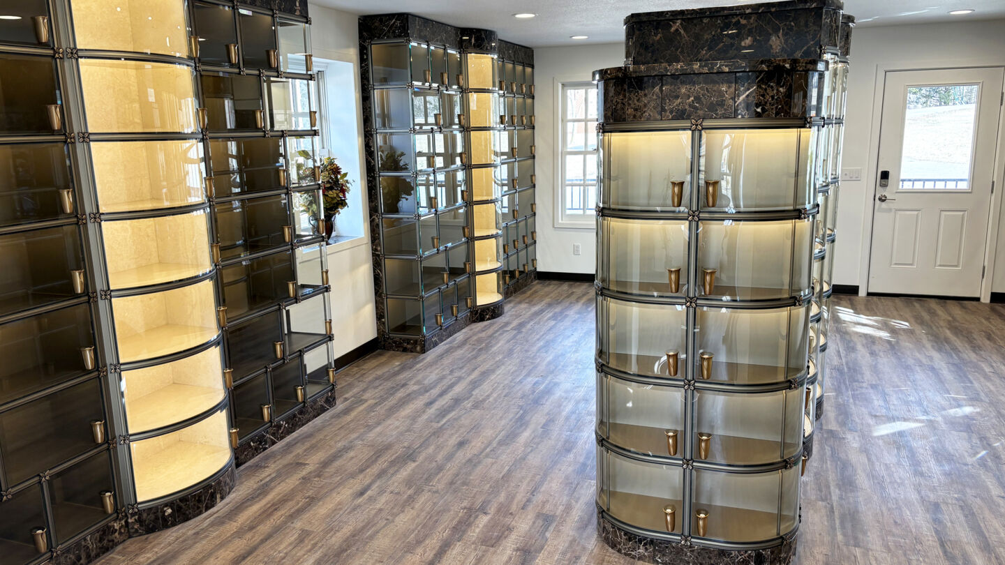 Nichos de vidrio en Memorial Funeral Home, Crematory & Memorial Park Cemetery/Columbia