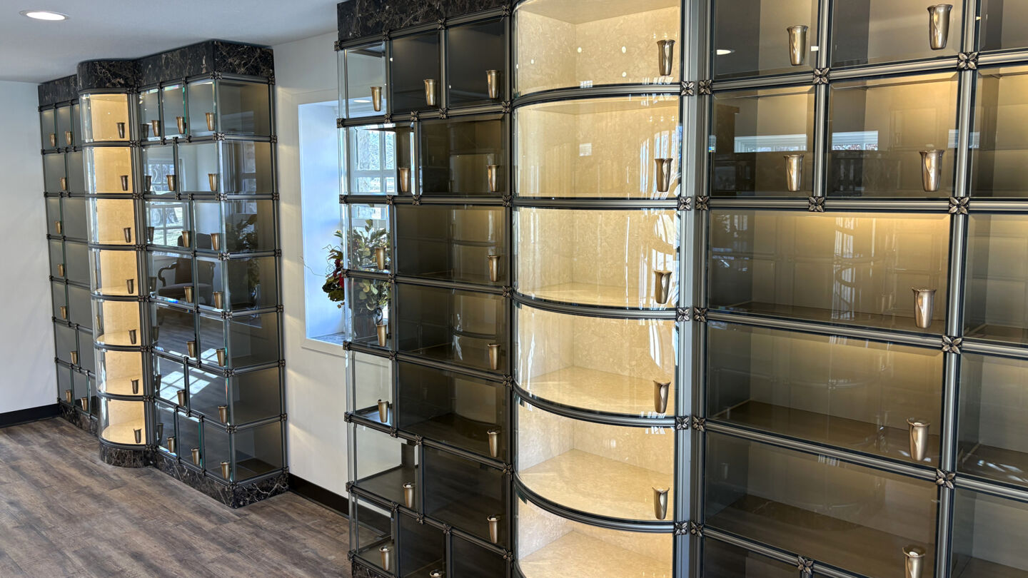 Nichos de vidrio en Memorial Funeral Home, Crematory & Memorial Park Cemetery/Columbia