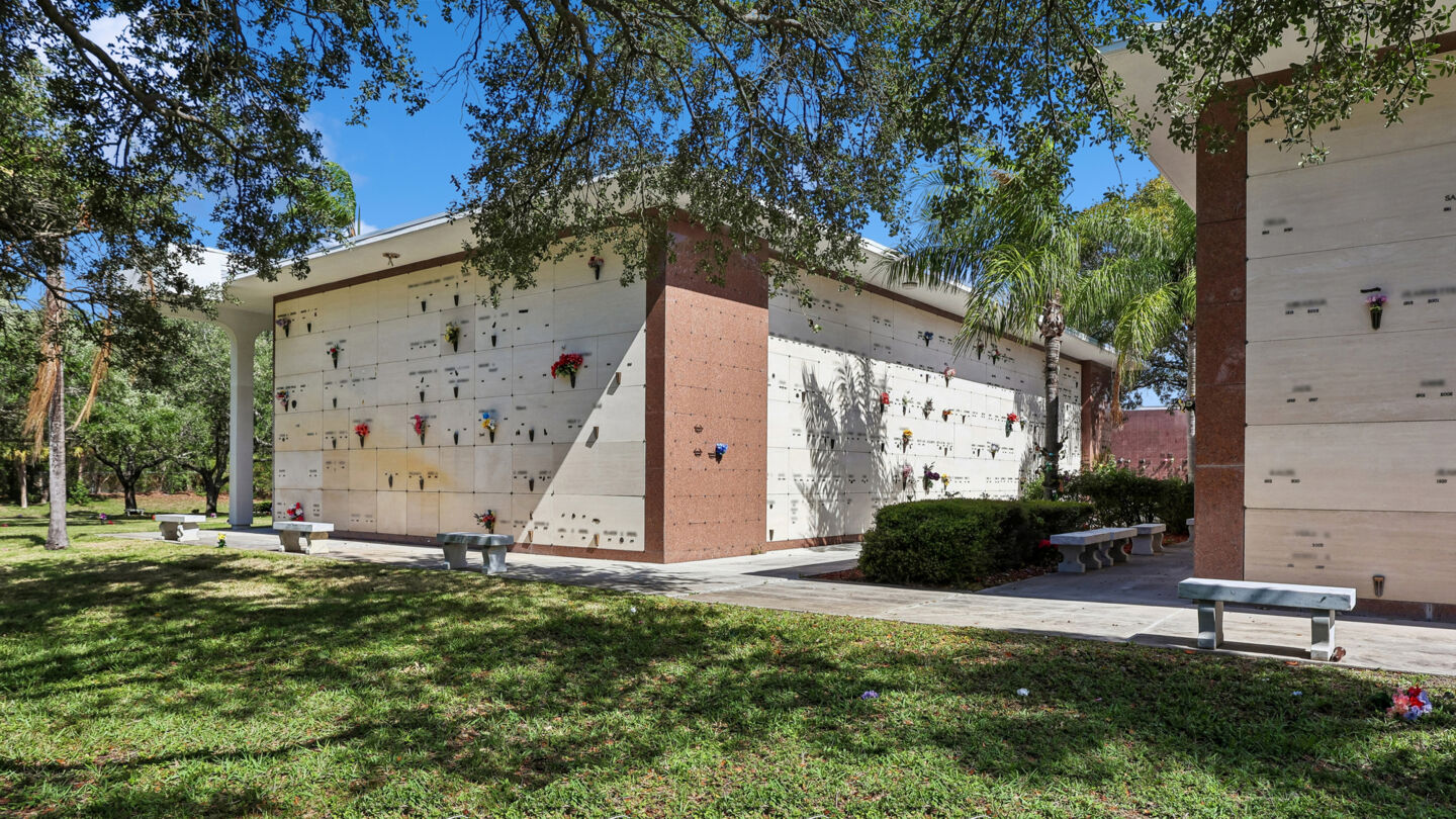 Royal Palm Funeral Home & Memorial Gardens
