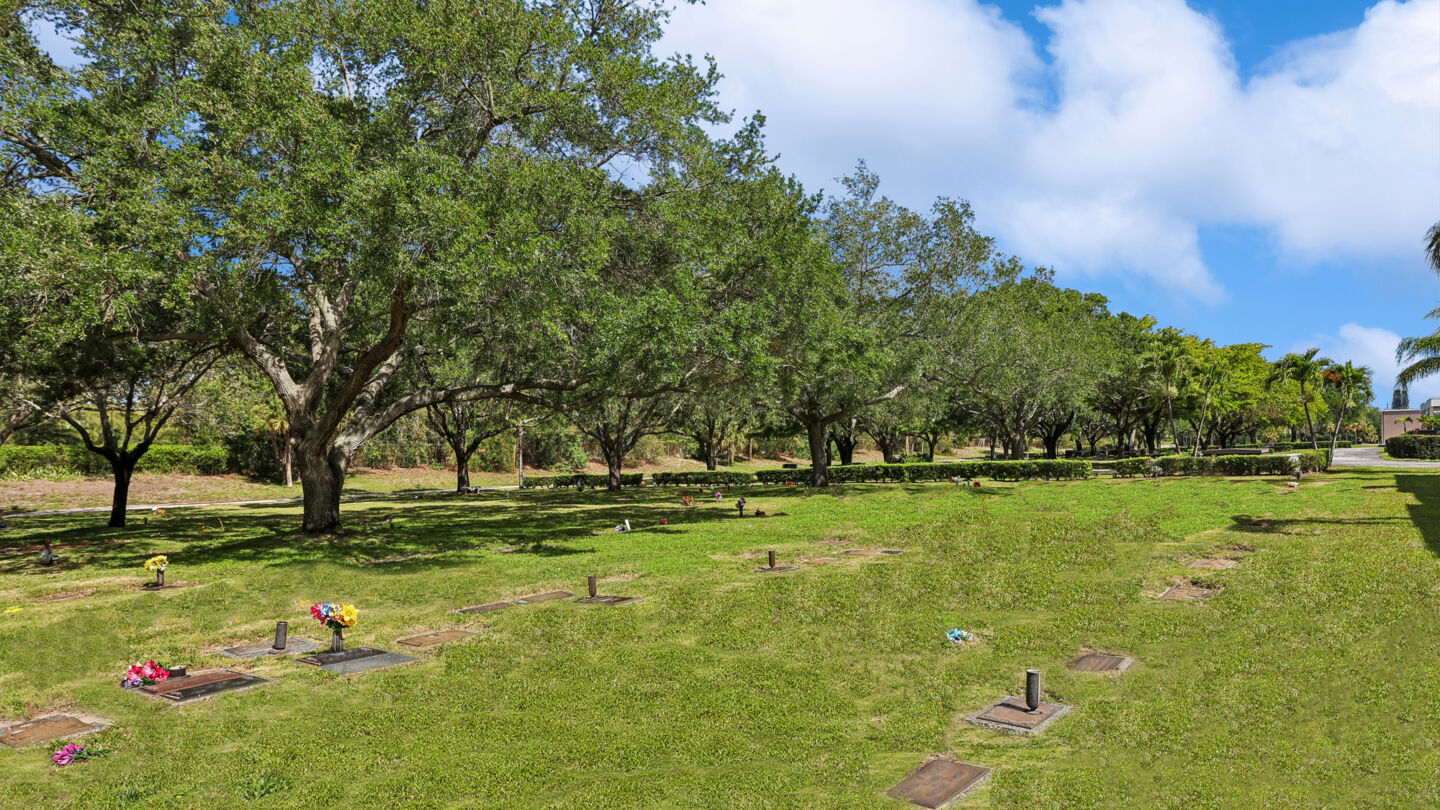 Terrenos del cementerio en Royal Palm Funeral Home & Memorial Gardens