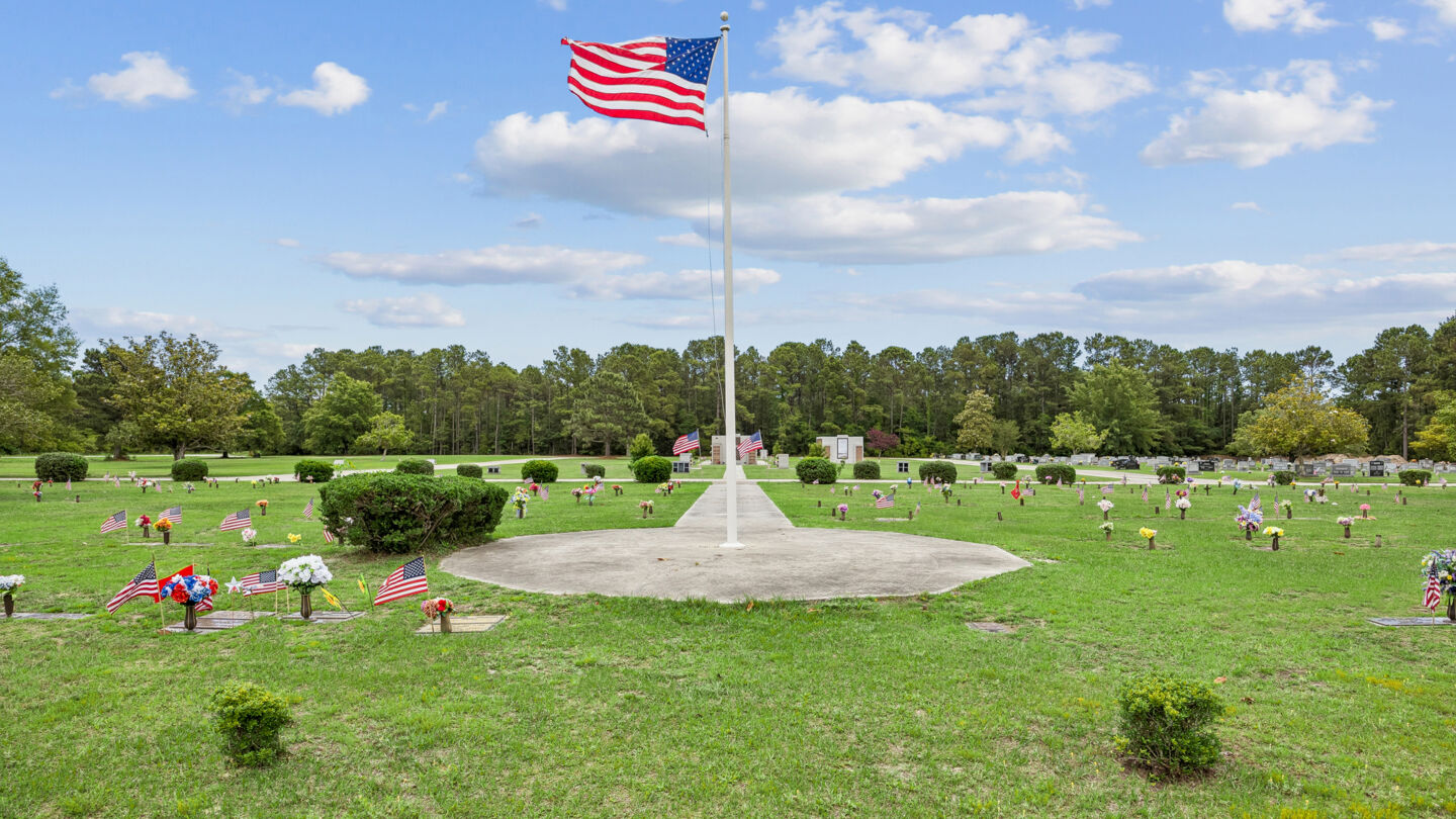 Veterans section at Andrews Mortuary Hampstead Chapel & Sea Lawn Memorial Park