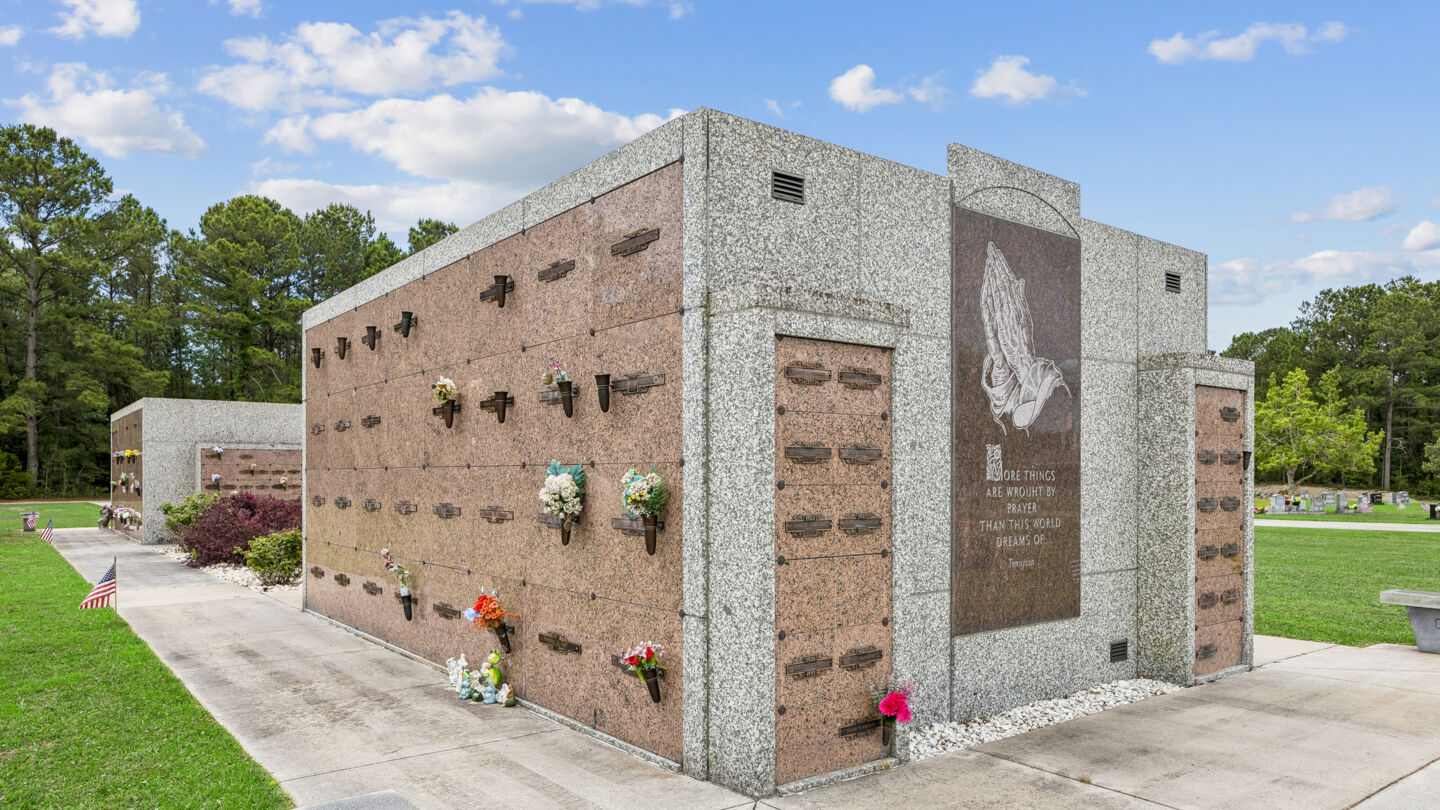 Columbarios en Andrews Mortuary Hampstead Chapel & Sea Lawn Memorial Park