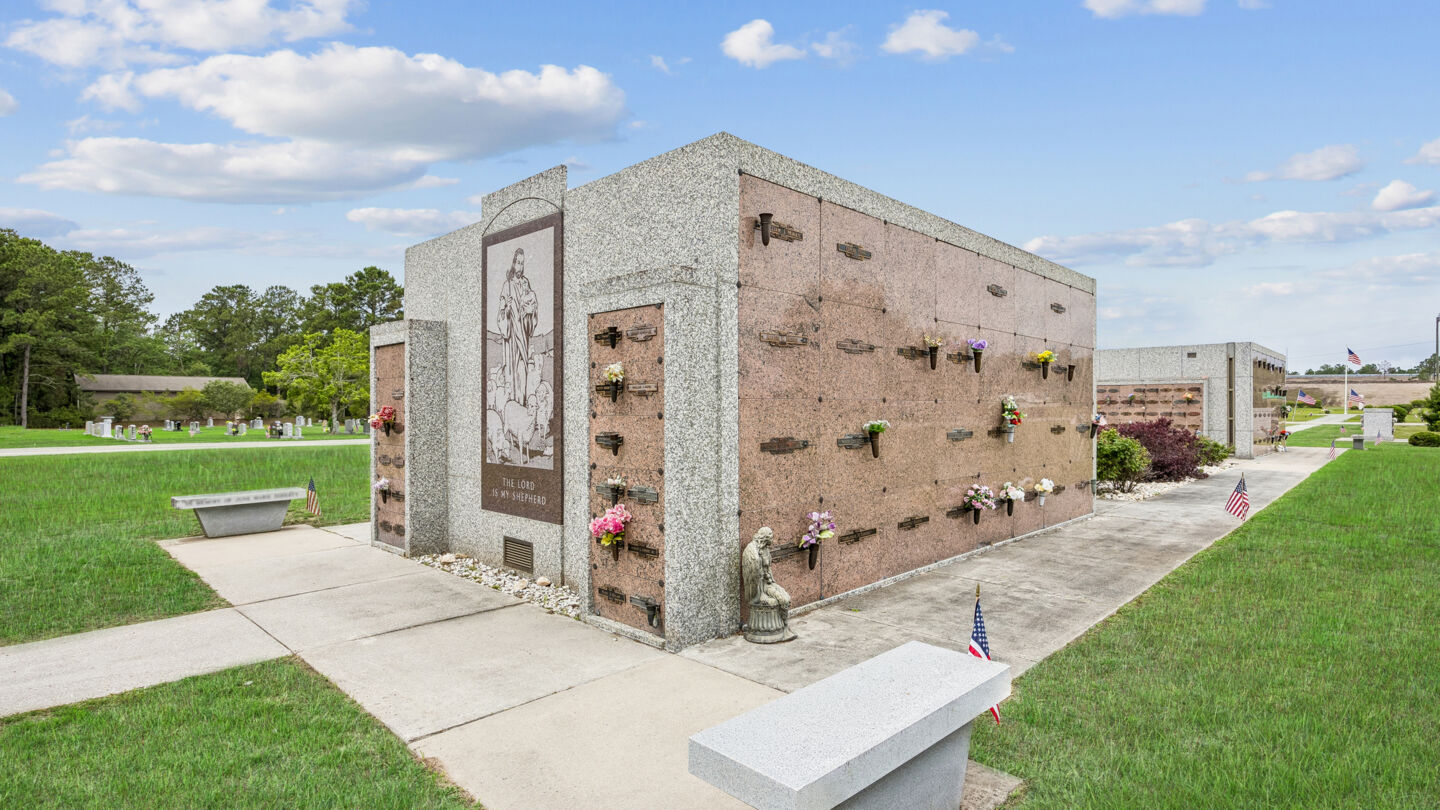 Columbarios en Andrews Mortuary Hampstead Chapel & Sea Lawn Memorial Park