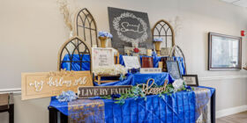 Sala de arreglos en Arrangement room at Forest Lawn Funeral Home & Memorial Gardens