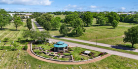Propiedad privada/semiprivada en Woodlawn-Roesch-Patton Funeral Home & Woodlawn Memorial Park